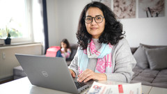 Farkhunda Karimi mit Laptop