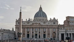 Vatikan mit Petersdom in Rom, total von vorne zu sehen