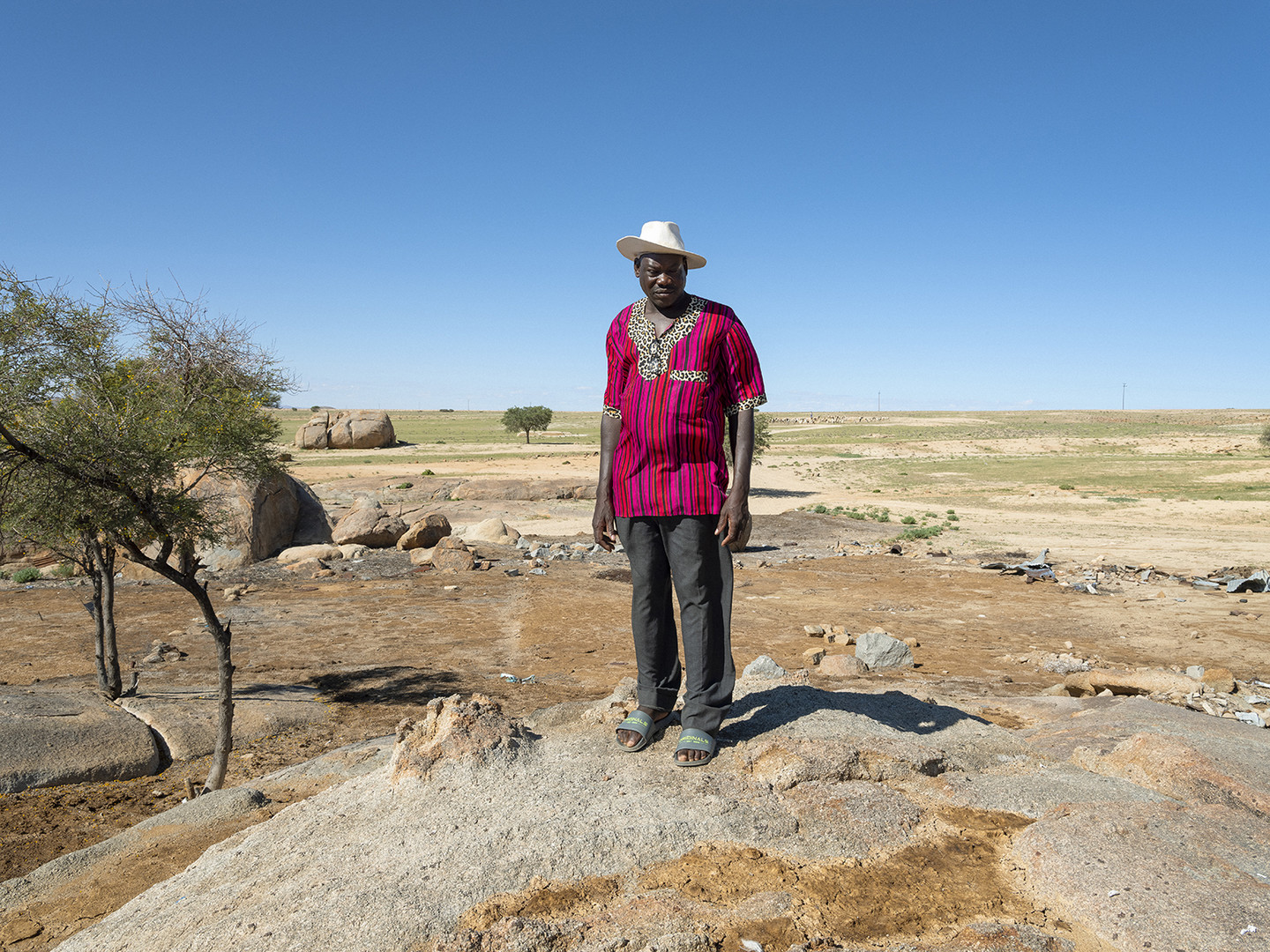 Bauer auf trockenem Boden in Namibia