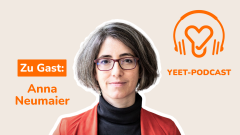Cover-Foto des yeet-Podcsat mit Anna Neumaier. Auf beigem Hintergrund ist ein Foto freigestellt, das eine Frau mit grauem, schulterlangen Haar und Brille zeigt.