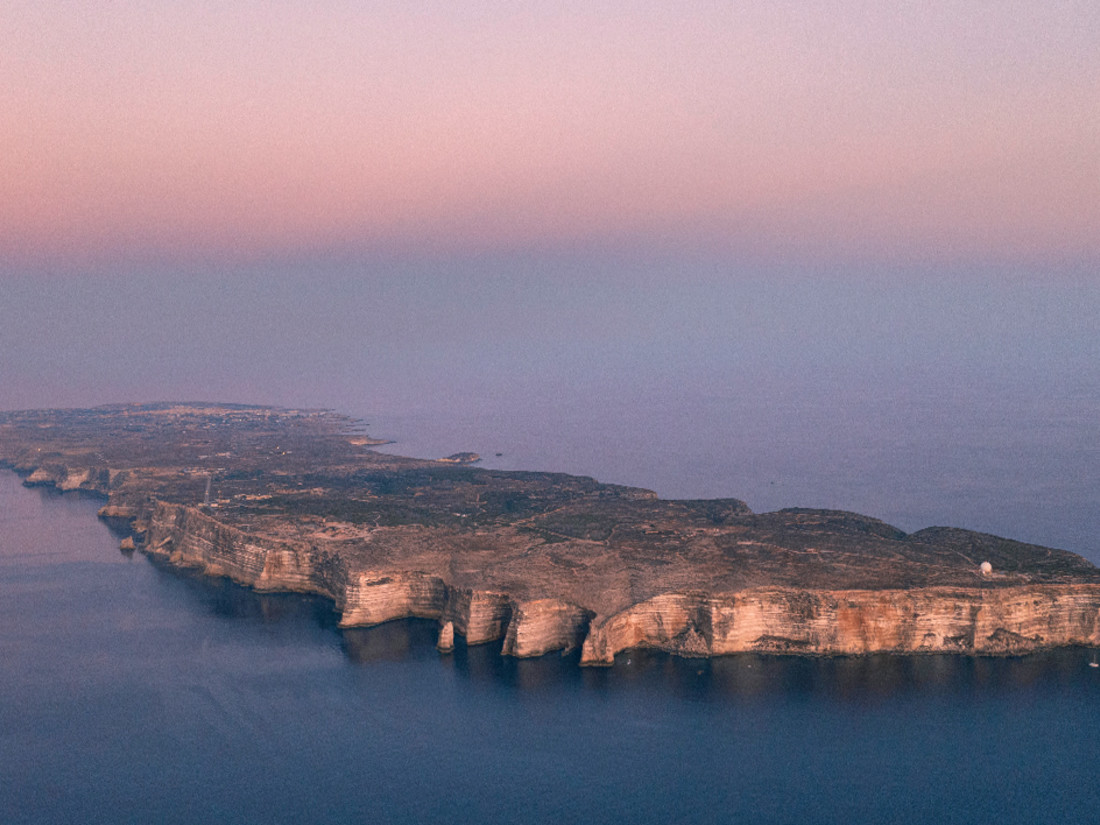 Blick aus dem Flugzeug auf die Insel Lampedusa 