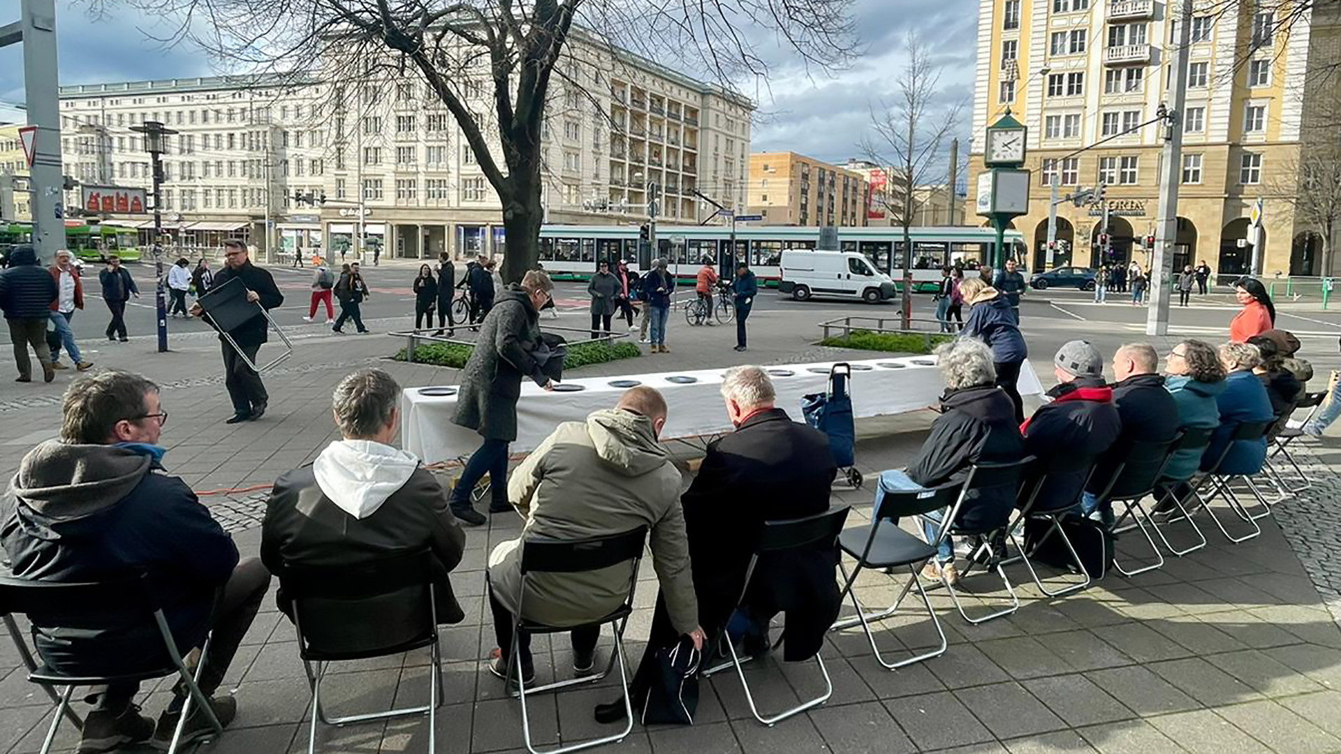 Tisch mit Stadtansicht bei Sonne