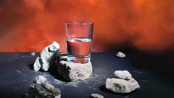 Ein Glas Wasser und Geröll - ist das schon das Ende? Kommt jetzt die Apokalypse?