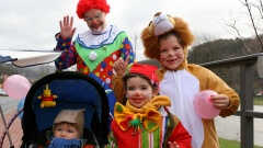 Verkleidete Familie mit Kind und Kegel auf der Schifferfastnacht in Bad Schandau