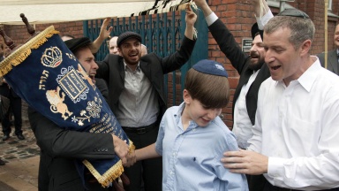 Die jüdische Gemeinde in der Havelstadt Brandenburg hat eine neue Tora-Rolle aus Israel erhalten. 