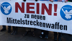 Plakat mit "Nein zu neuen Mittelstreckenwaffen"