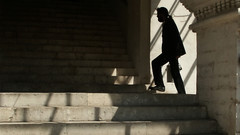 Eine Person läuft im Schatten eine Treppe hinauf.