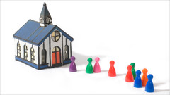 Spielzeugfiguren laufen auf Modellkirche zu