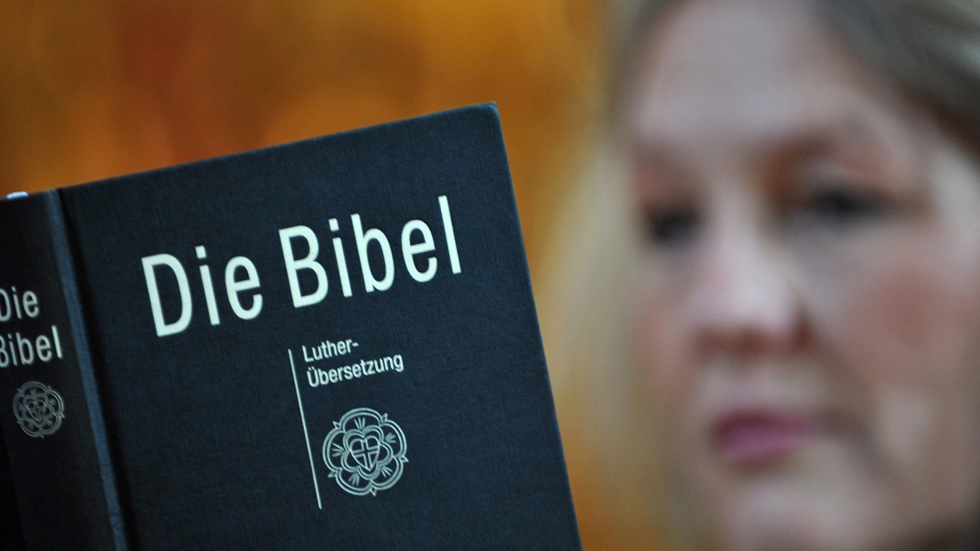 Frau liest in der Lutherbibel