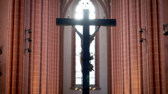 Jesus am Kreuz von hinten im Gegenlicht