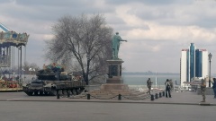 Ein ukrainischer Panzer steht am Donnerstag, 24. Februar, vor der Potemkinschen Treppe in Odessa.