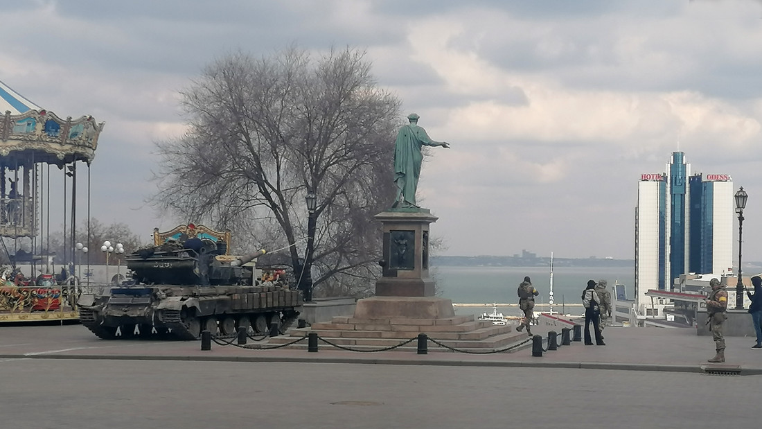 Ein ukrainischer Panzer steht am Donnerstag, 24. Februar, vor der Potemkinschen Treppe in Odessa.