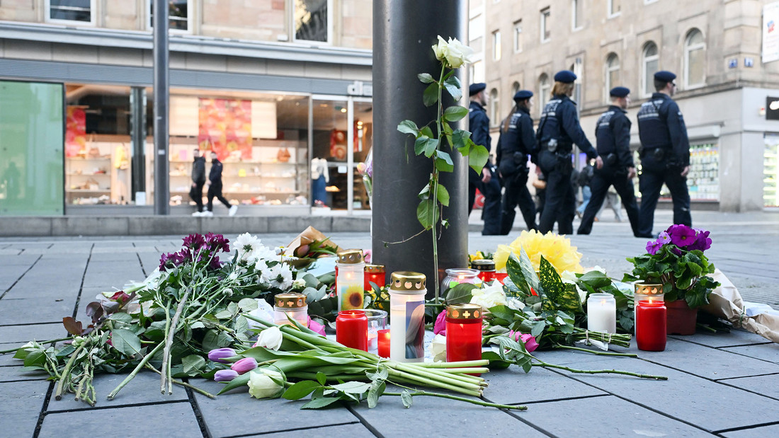 Kerzen und Blumen liegen in der Nähe des Paradeplatzes