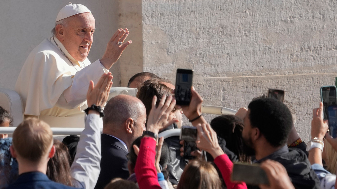 Papst Franziskus winkt bei der wöchentlichen Generalaudienz auf dem Petersplatz