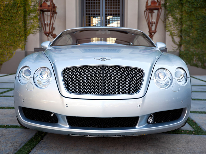 Foto von einem silbernen Bentley Continental coupe