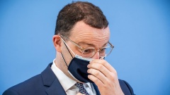 Jens Spahn bei Pressekonferenz zur Corona-Lage mit Masken