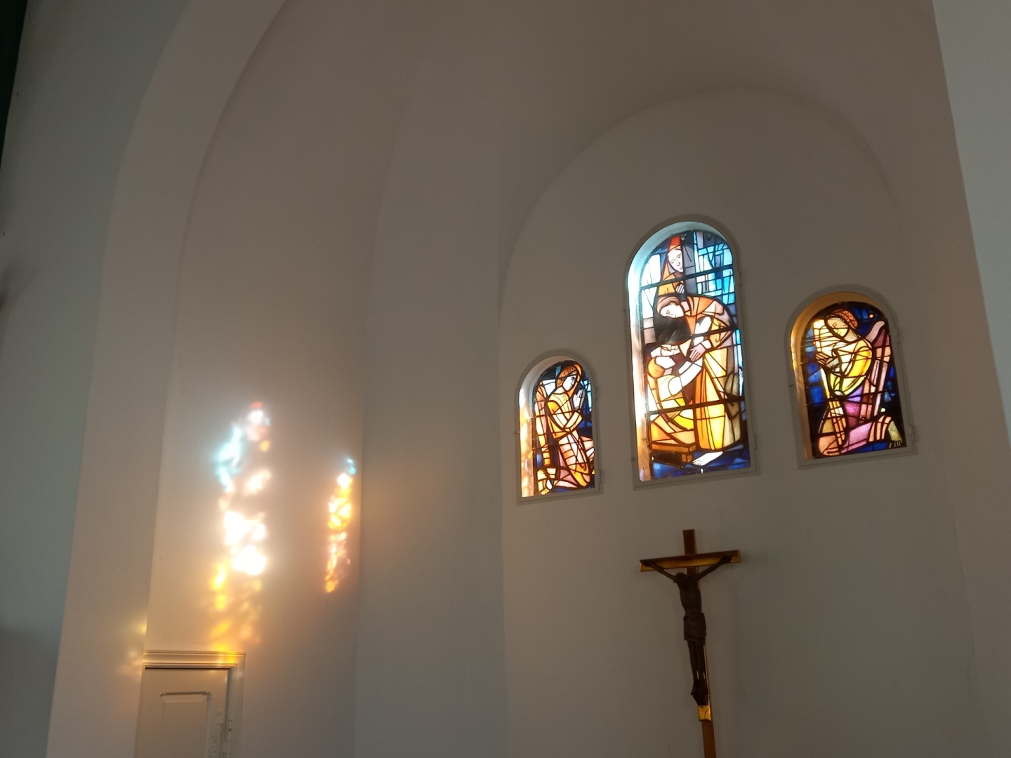 bunte Lichtflecken an der Kirchenwand