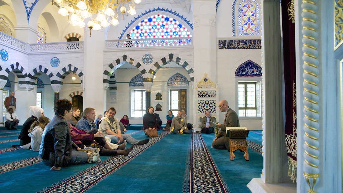 Tag der offenen Moschee in der Sehitlik Moschee am Columbiadamm in Berlin-Neukölln