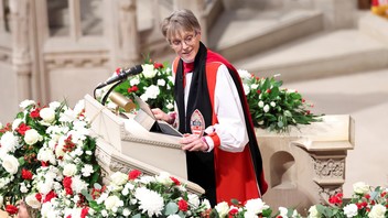 Bischöfin Mariann Edgar Budde wendet sich in der Washington National Cathedral direkt an Donald Trump