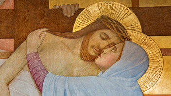Karmeliter Kirche in Dobling zeigt Gemälde von Maria Magdalena, die Jesus vom kreuz nimmt.