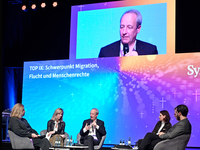 Podiumsdiskussion auf der Synode zum Schwerpunktthema "Migration, Flucht und Menschenrechte" mit Ebru Tasdemir, Anne Harms, Christian Staeblein, Sabine Sitter und Tareq Alaows (von links). 