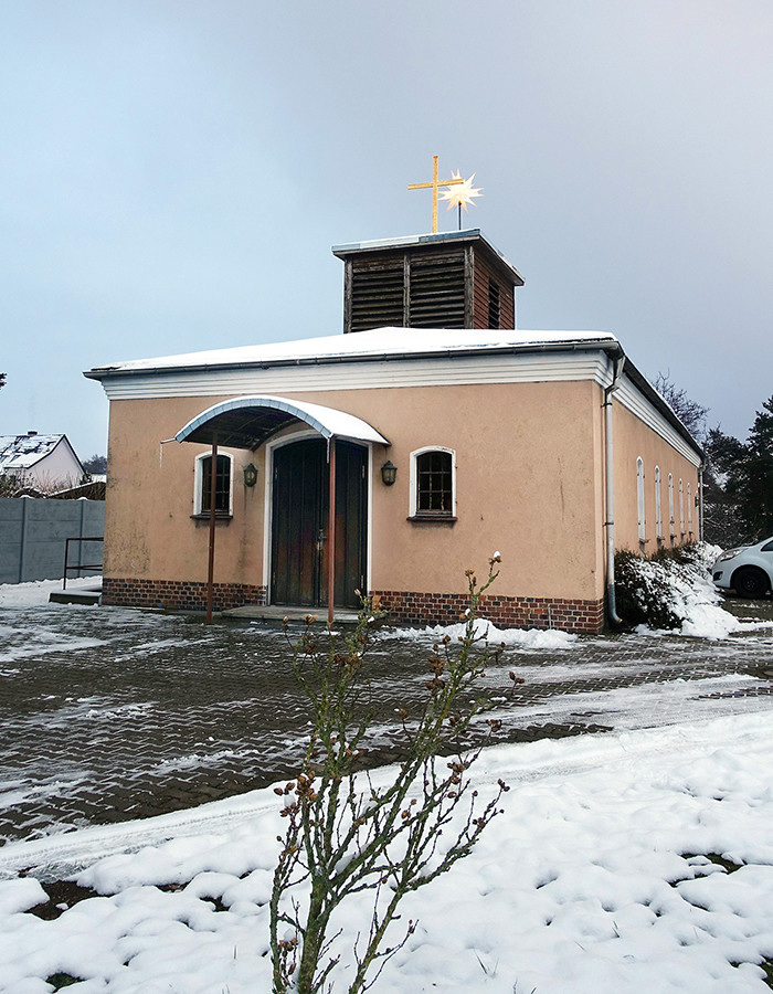 Außenansicht der Glaubenskirche in Piesteritz bei Wittenberg im Winter