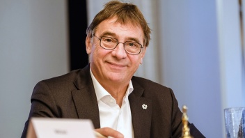Der Vorsitzende der Vollkonferenz und des Präsidiums der UEK, Kirchenpräsident Volker Jung