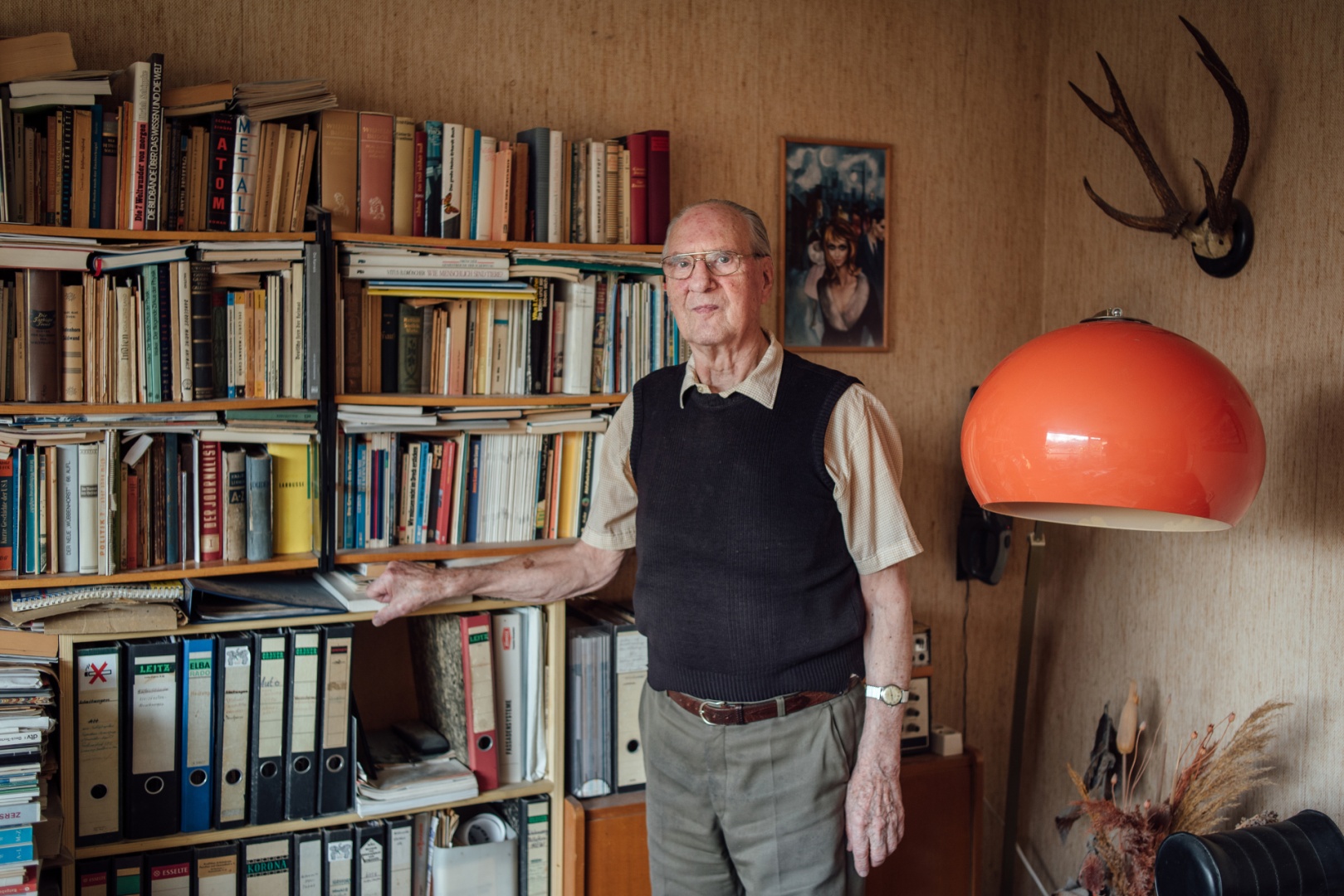 Portrait von Walter Schmidt vor einem Bücherregal