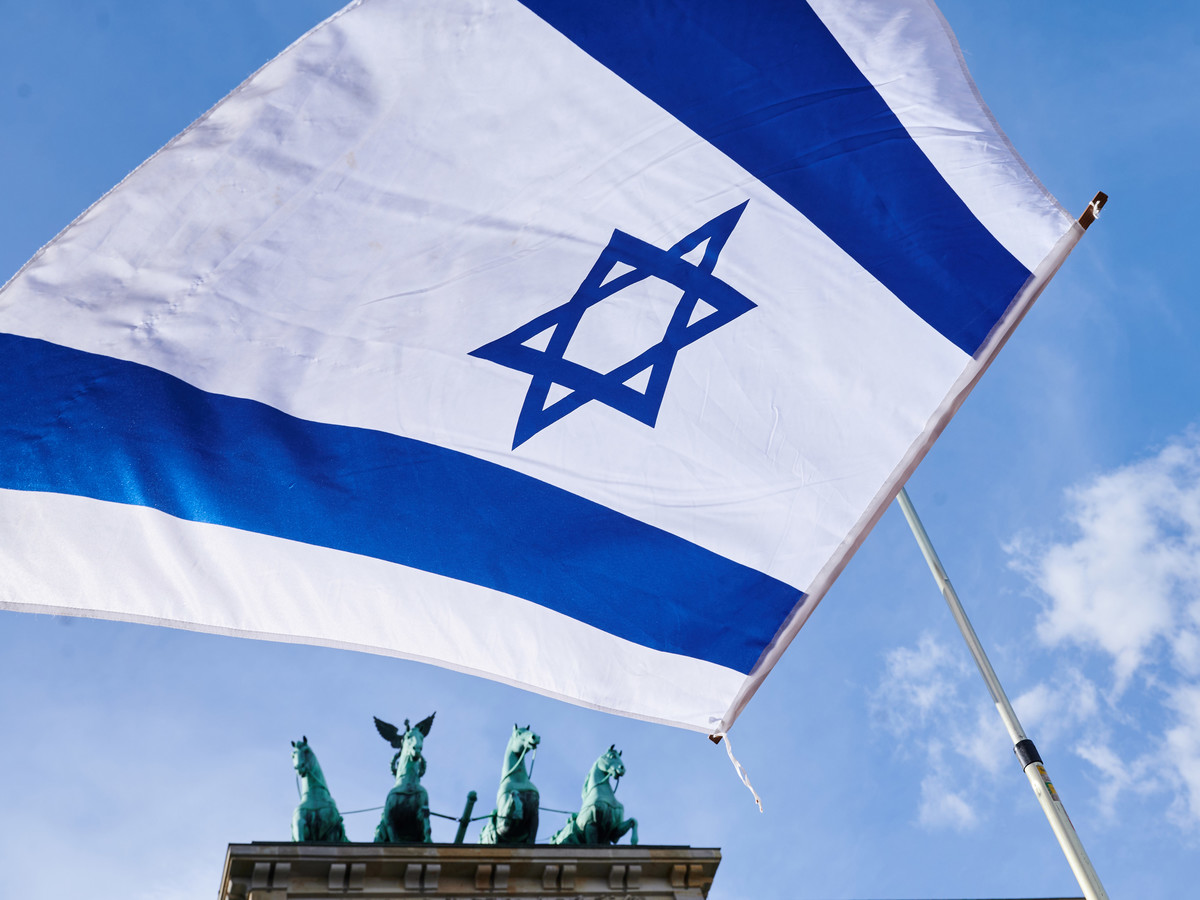 Eine israelische Flagge weht vor dem Brandenburger Tor zur Solidaritätskundgebung gegen den Hamas-Angriff 