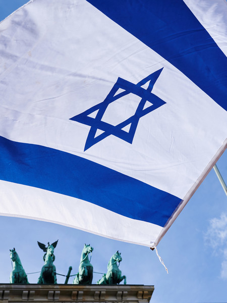 Eine israelische Flagge weht vor dem Brandenburger Tor zur Solidaritätskundgebung gegen den Hamas-Angriff 