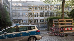 Polizeiwagen vor evangelische Schule Neukölln an der Mainzer Straße