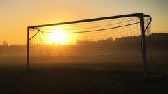 Fußballtor im Sonnenaufgang