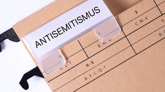 Kladde mit der Aufschrift "Antisemitismus"