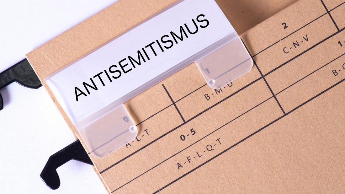 Kladde mit der Aufschrift "Antisemitismus"