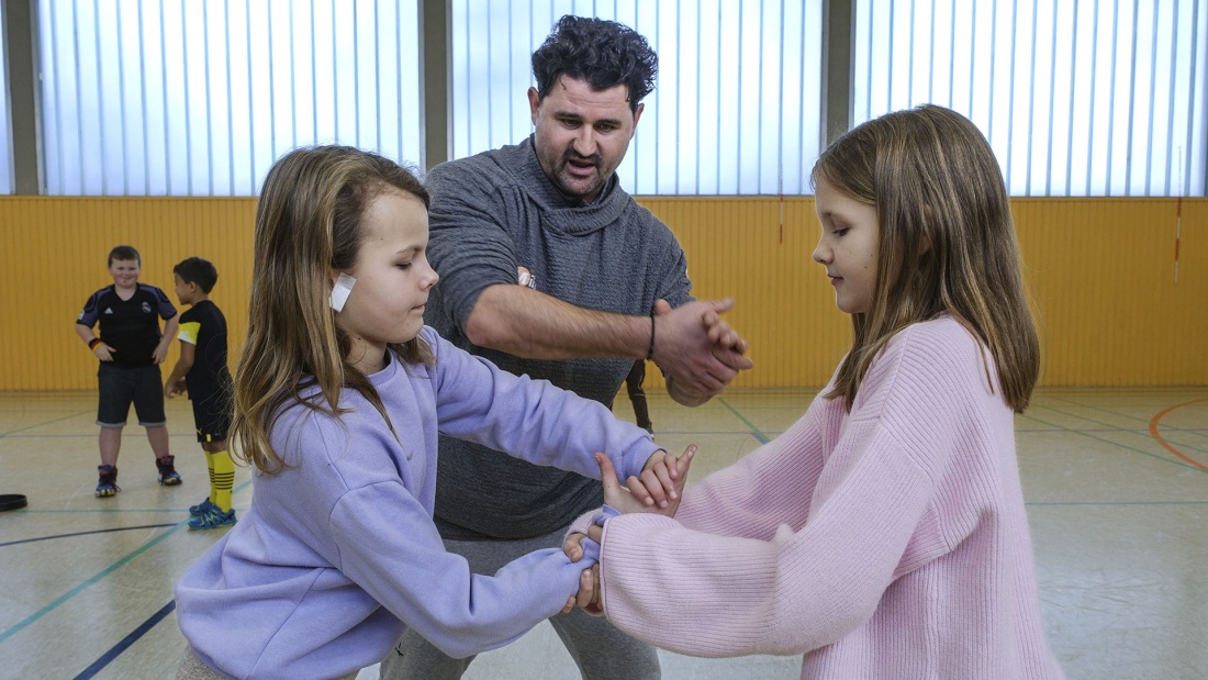 Karateexperte Milutin Susnica beim Training mit Grundschülern