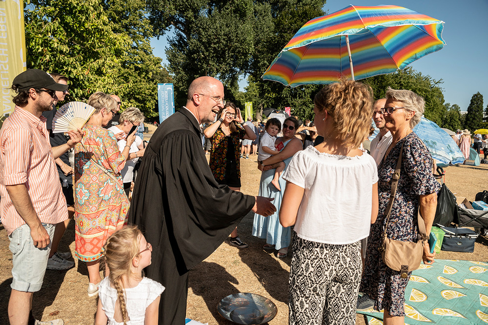 40 Pastorinnen und Pastoren taufen jeweils ihre Gemeindemitglieder