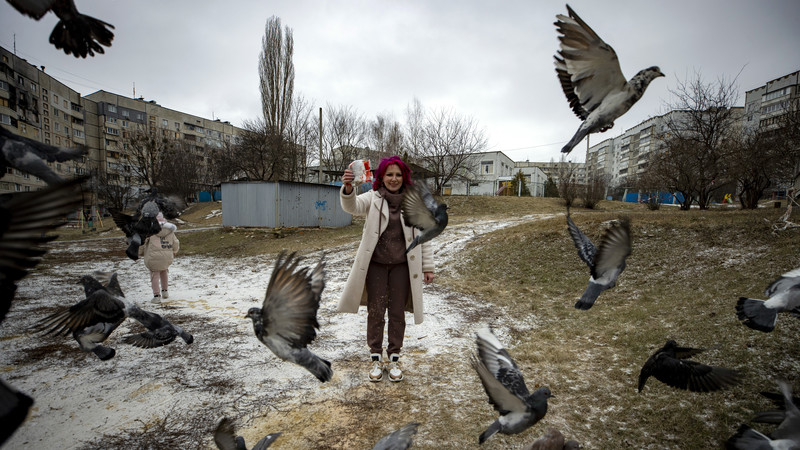 Eine Frau füttert Tauben in Saltiwka. Kurz nach Kriegsausbruch wurde der nördliche Stadtteil von Charkiw von russischen Angriffen stark zerstört, die Front war im Sommer 2022 nur zwölf Kilometer entfernt 