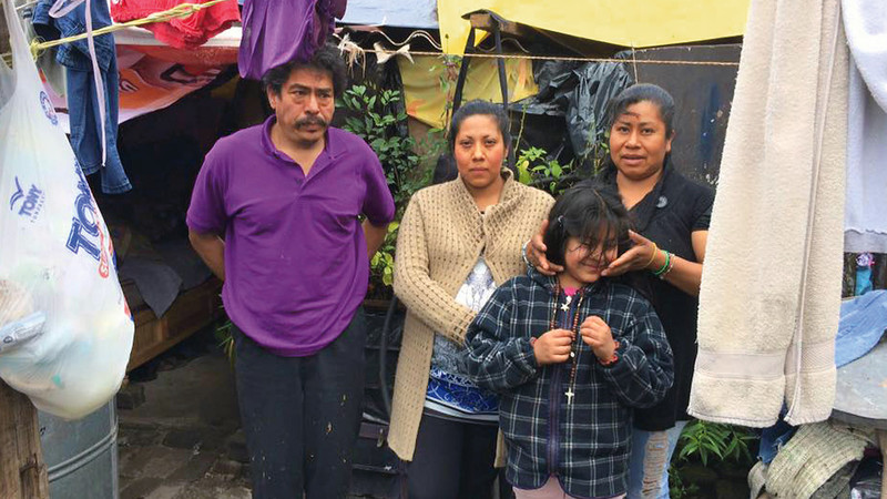 Kein Haus, kein fließendes Wasser: Gabriel und Marcelina Ruedas Chavez mit ihren Töchtern in der Mitte. 