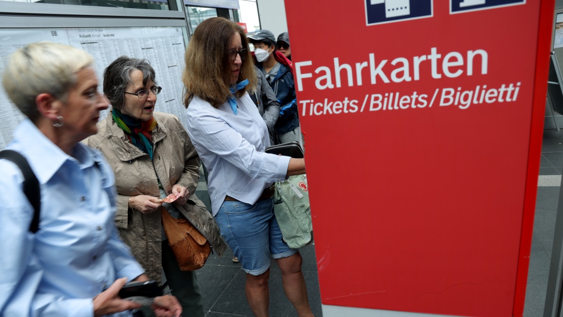 Da war es noch neu: Drei Frauen kaufen sich am 1. Juni ein 9-Euro-Ticket - danach konnte der Automat ihnen einen Monat lang egal sein