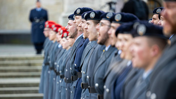 Am Ende vom feierlichen Gelöbnis zum 69. Gründungstag der Bundeswehr präsentieren die Rekruten ihren Schlachtruf.