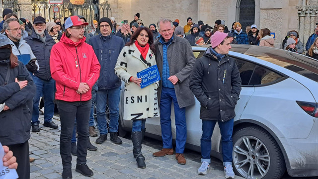 Diplom-Theologin SIlvia Gross und Kabarettist Christian Springer auf Demo gegen rechts in Regensburg.