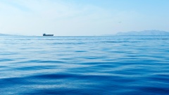 Containeschiffe im MIttelmeer sind nach internationalen Seefahrtsgesetzen verpflichtet, jedem in Seenot geratenen Menschen zu helfen. 