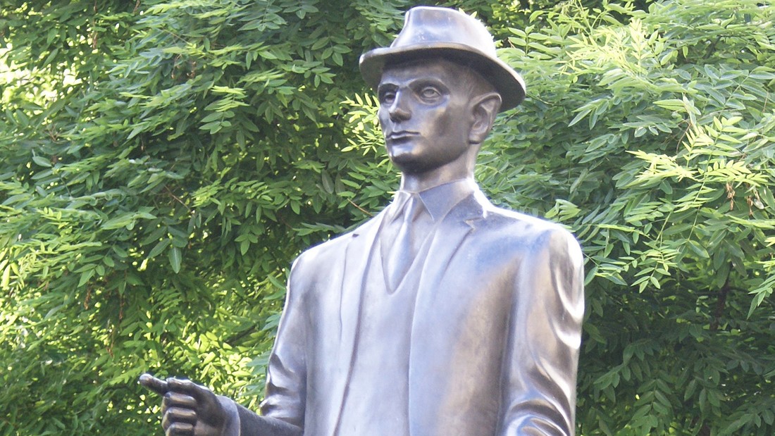 Die Kafka-Statue von Jaroslav Rona vor der Spanischen Synagoge in Prag