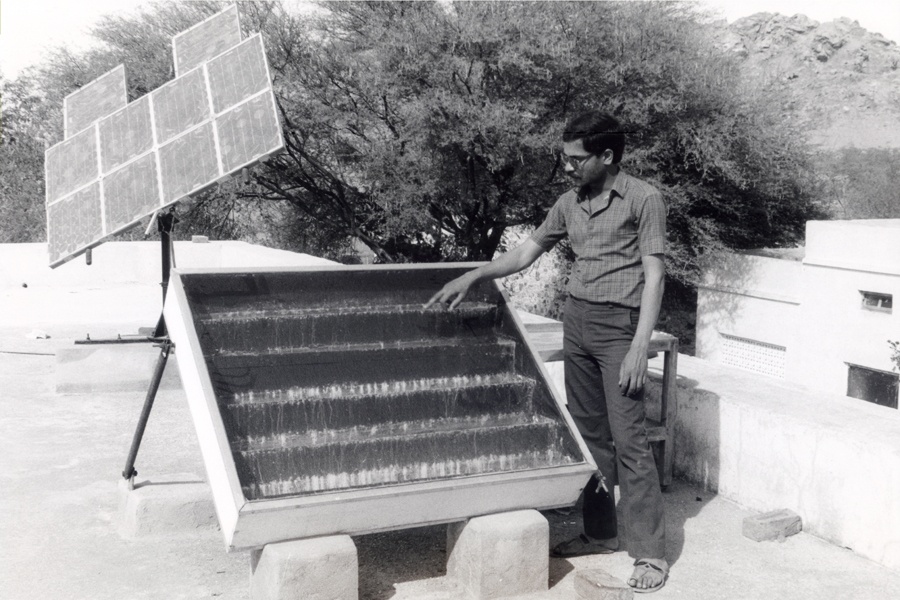 Eine mit Solarenergie betriebene Destillierungsanlage in Tilonia, Rajasthan.