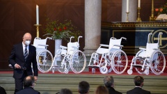 Vier leere Rollstühle vor dem Altar