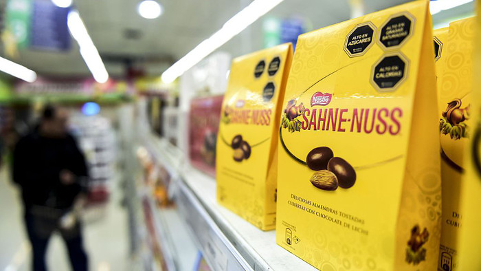 Warnhinweis auf der Verpackung in einem Supermarkt in Santiago. Die Schokolade hat einen hohen Gehalt an Zucker, Kalorien und gesättigten Fetten