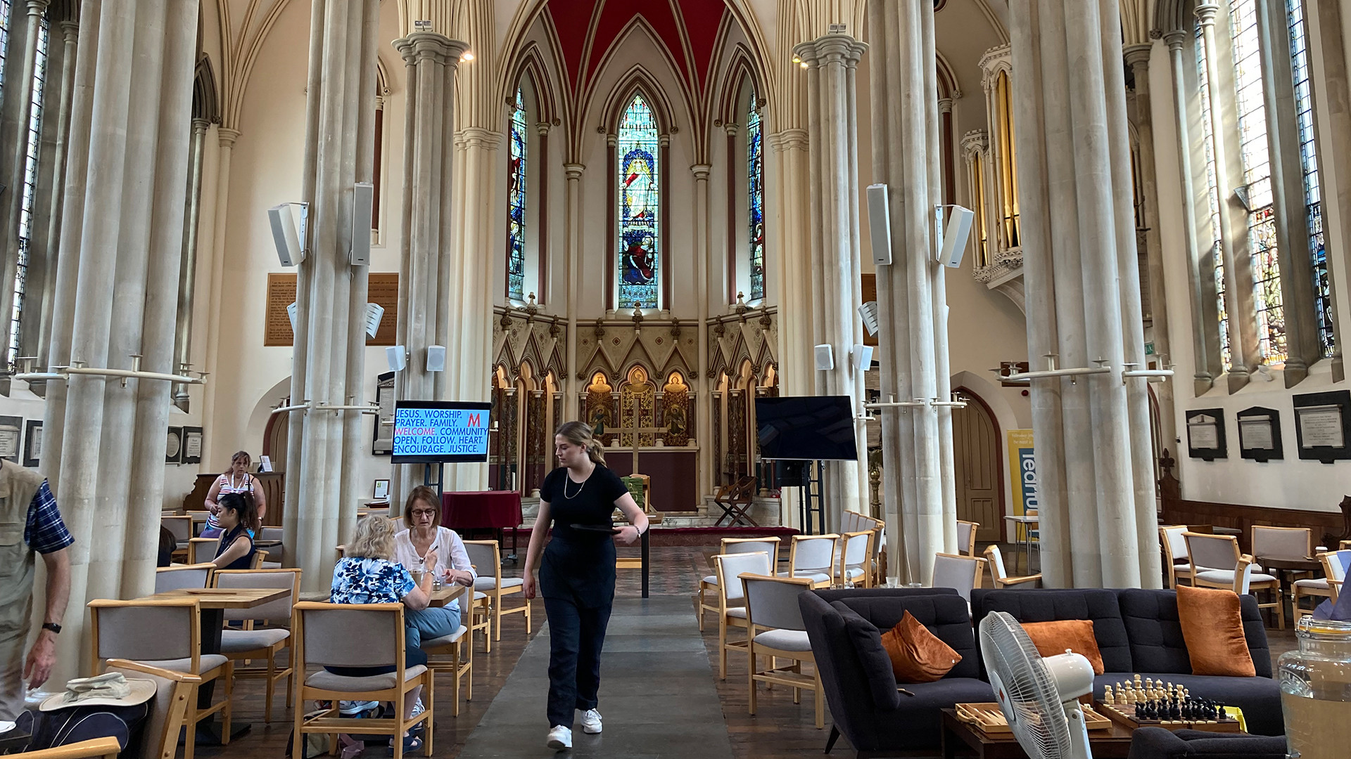 Blick auf Café und Orgel in St. Michael