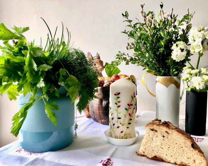 Tisch mit Osterhase, Kräutern, Blumen