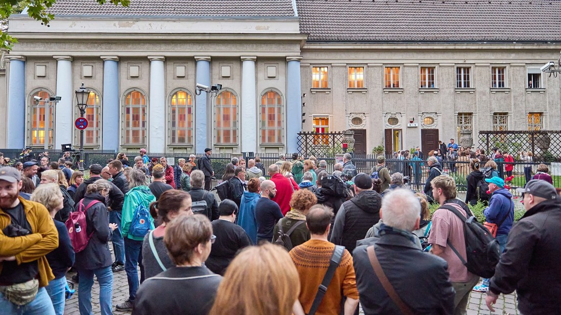 Aus Solidaritaet mit Israel versammelten sich am Freitagabend (13.10.2023) mehrere hundert Menschen vor der Synagoge am Fraenkelufer in Berlin Kreuzberg