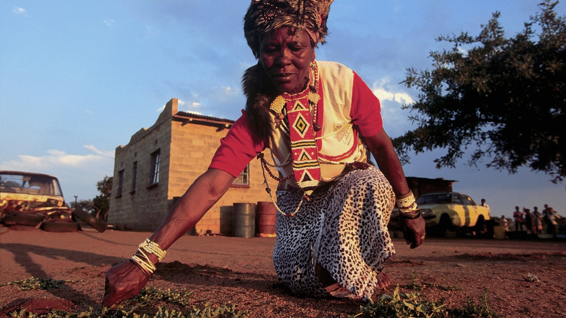Heilerin hilft Opfern des Hexenwahns in Afrika